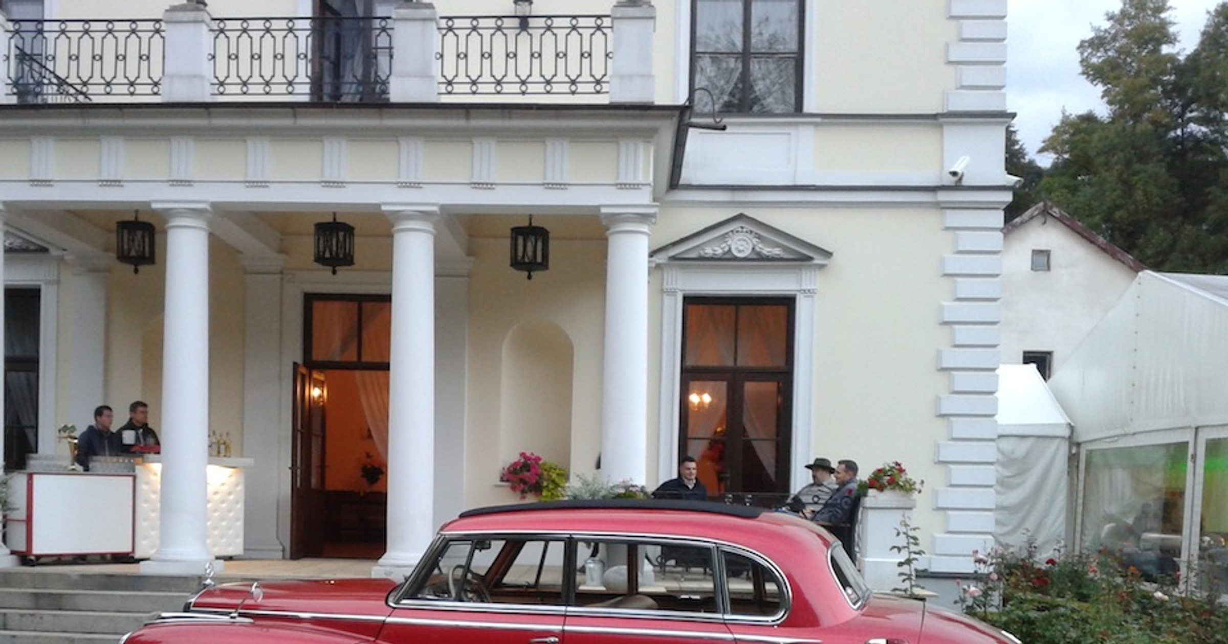 Oldtimery w pałacu w Rozalinie