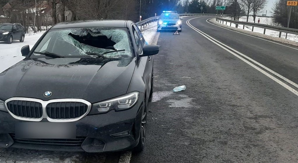 Bryła lodu spadła z naczepy, przebiła szybę i raniła kierowcę
