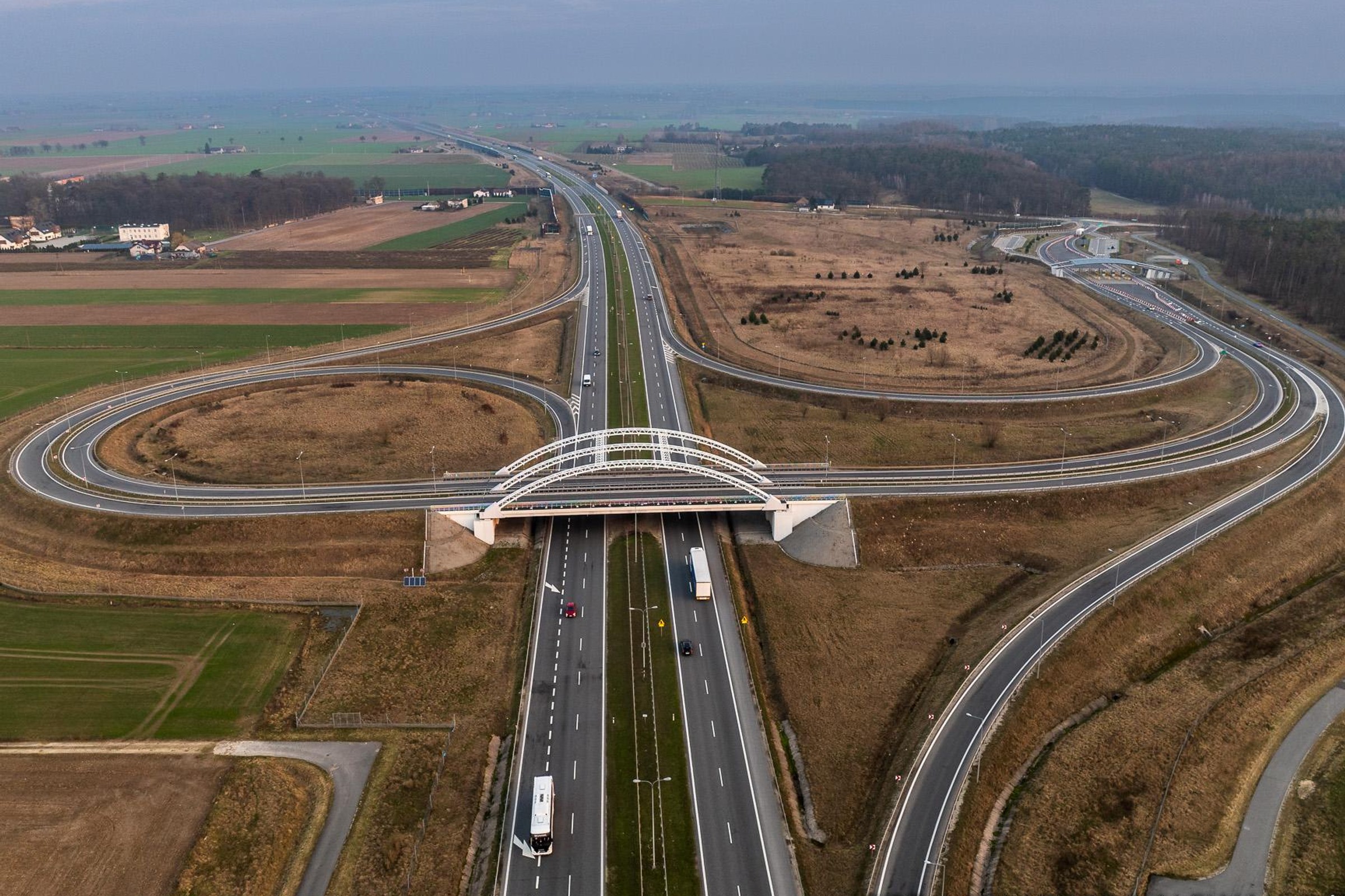 Przybywa samochodów na polskich drogach. GDDKiA zmierzyła, czy się mieszczą
