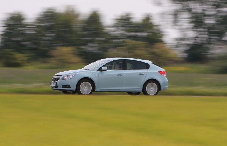 Cruze hatchback: czy Chevrolet pokona Volkswagena Golfa