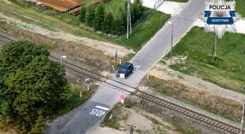 Policyjne drony nad przejazdami kolejowo-drogowymi