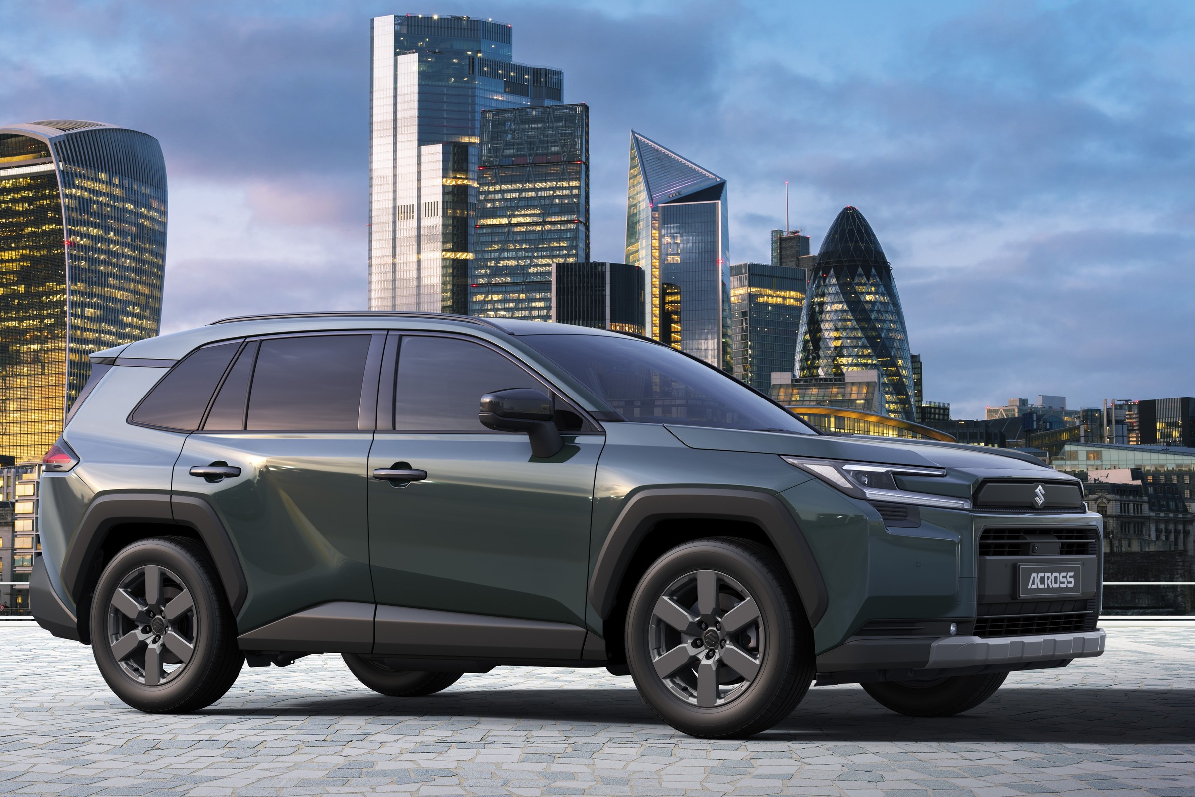Suzuki pokazało nowego Acrossa. To Toyota RAV4 w najmocniejszej wersji