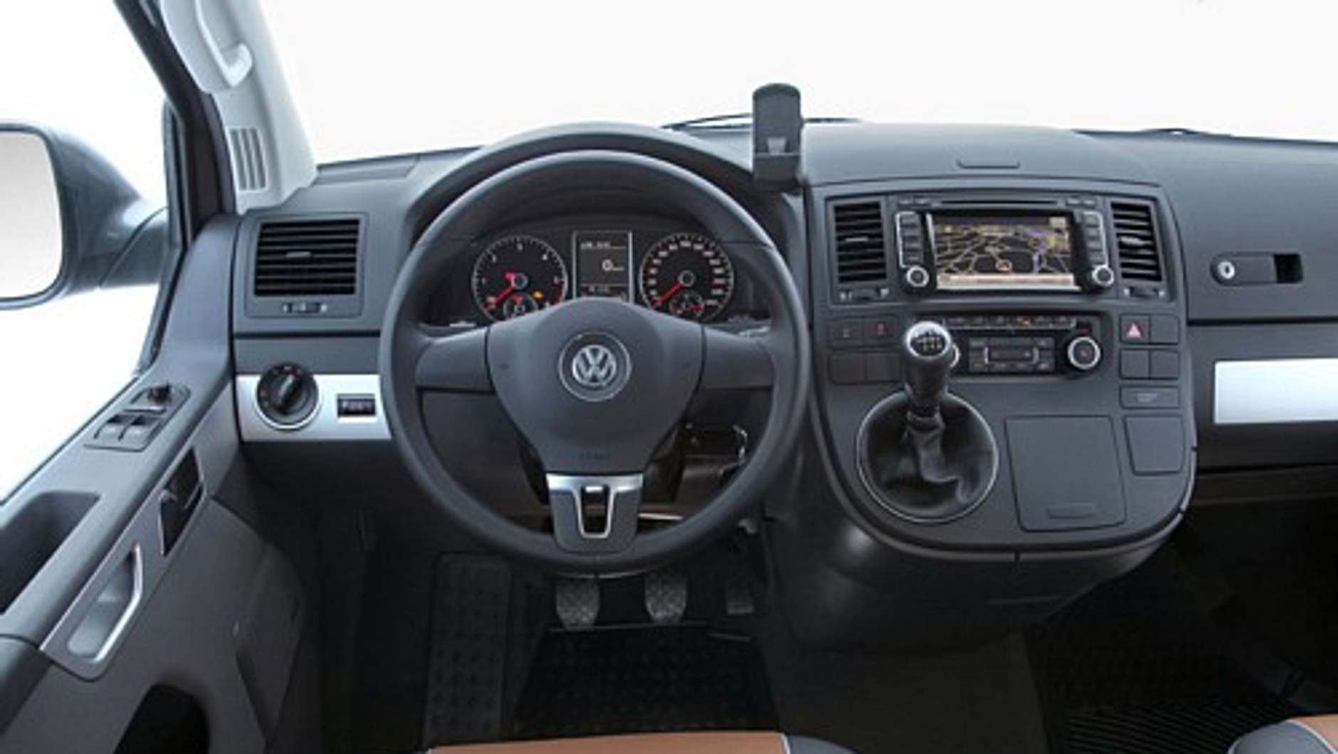 Volkswagen T5 4motion - mimo upływu 10 lat od zakończenia produkcji, wnętrz wciąż wygląda dobrze.