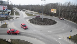 Czy trzeba włączać lewy kierunkowskaz podczas skrętu w lewo na rondzie? Jest wyrok sądu