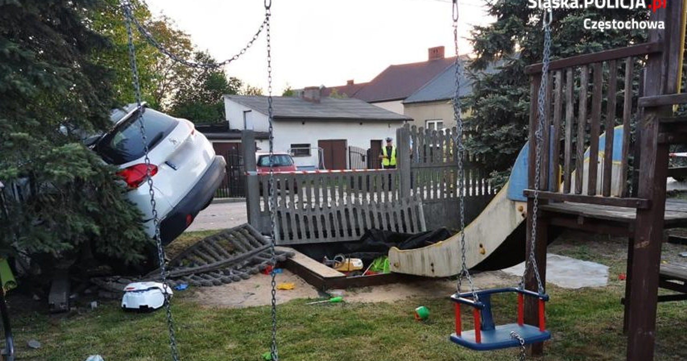 34-latek zdemolował kilkanaście przęseł betonowych, a swój rajd zakończył w dziecięcej piaskownicy