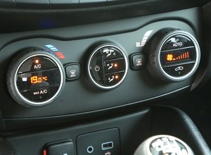 Jak szybko nagrzać auto po zimnej nocy? Trik z Instagrama działa