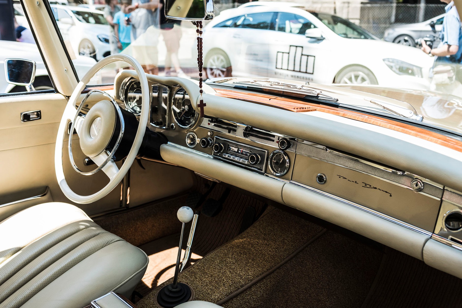 Pagoda z podpisem Paula Bracqa na klapce schowka