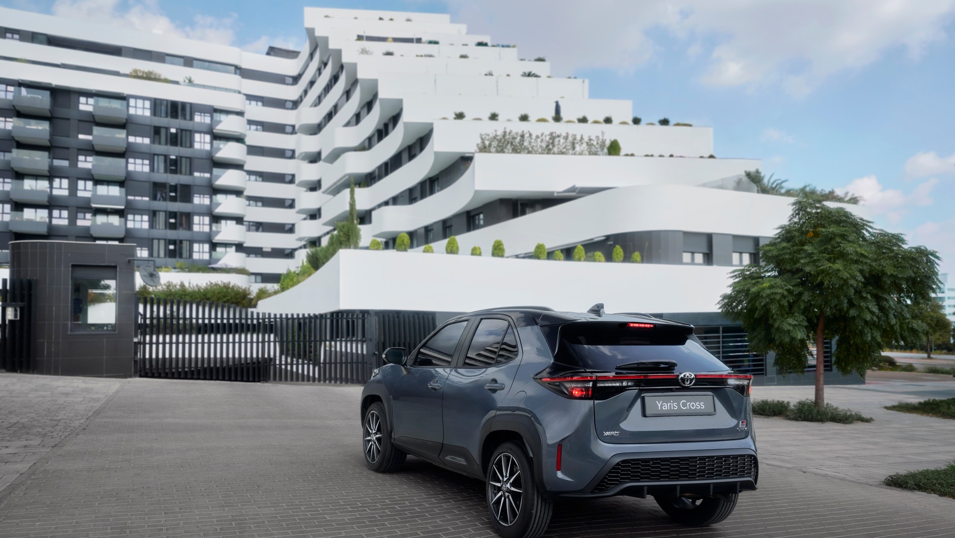 2025 YARIS CROSS GR SPORT
