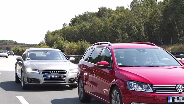 Za poganianie światłami na niemieckiej autostradzie grozi nawet odsiadka. Niemieckie służby mogą tto potraktować jako przestępstwo. 
