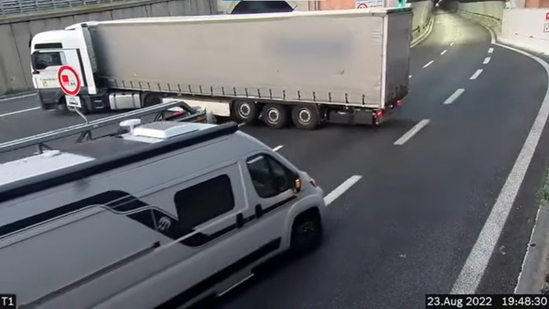 Kierowca ciężarówki zawracał na autostradzie