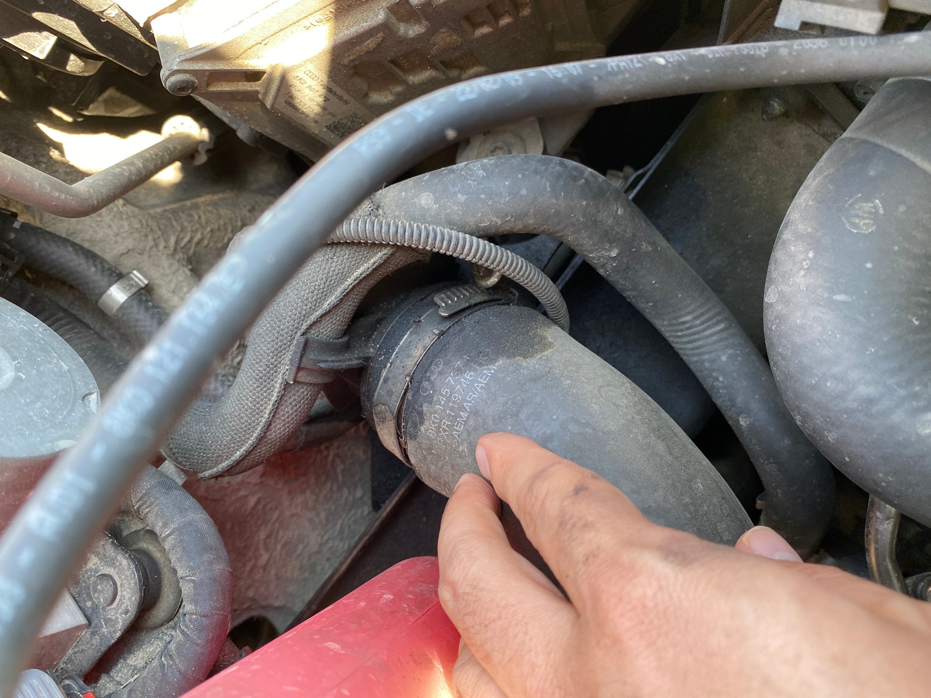 Audi A4 2.0 TDI z 2010 r. za 38 700 zł: zapocony jeden z przewodów.