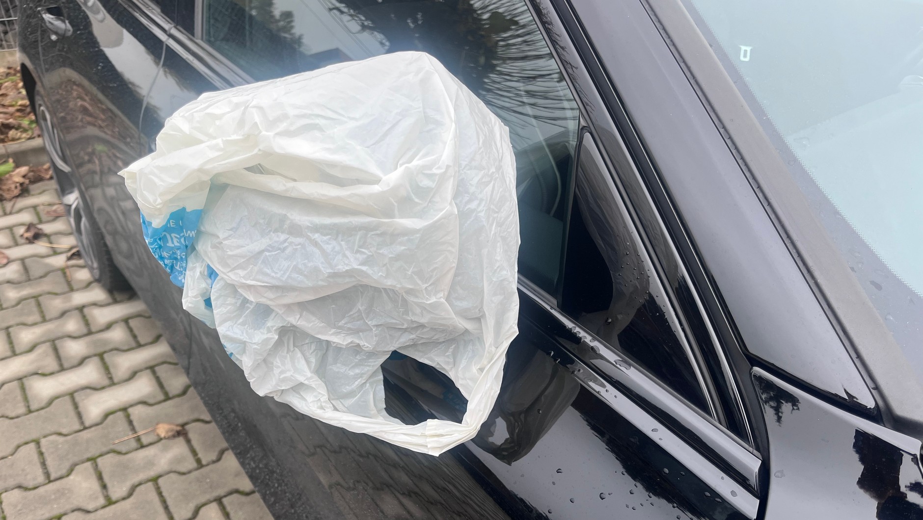 Biała reklamówka na lusterku samochodu ma to samo znaczenie, co ręcznik