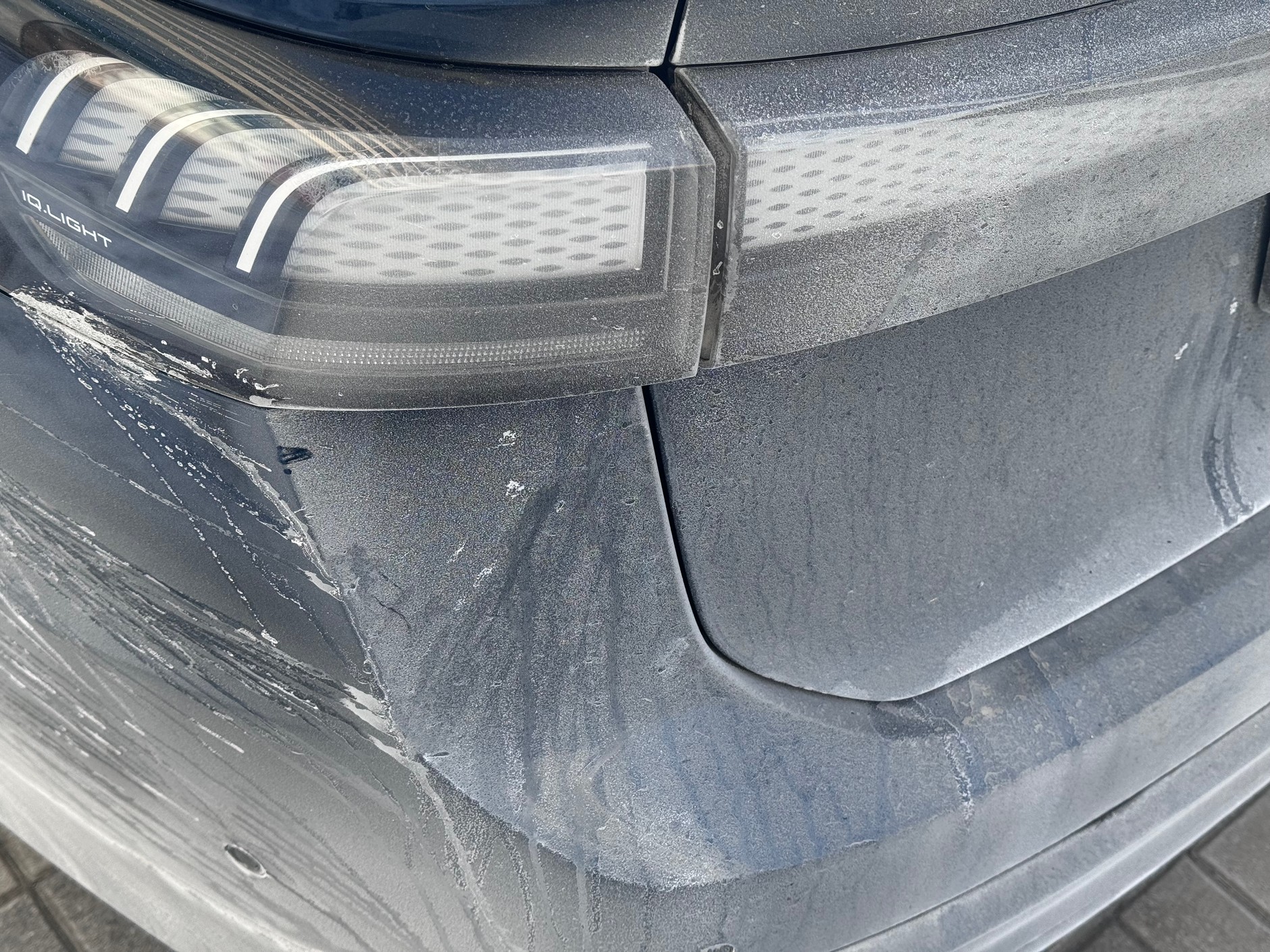 Samochód pokryty solą drogową