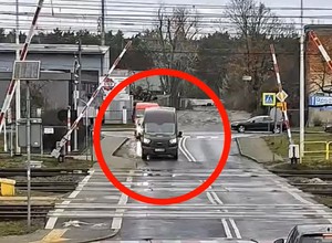 Robisz tak na przejeździe? Możesz skończyć jak ci kierowcy [WIDEO]