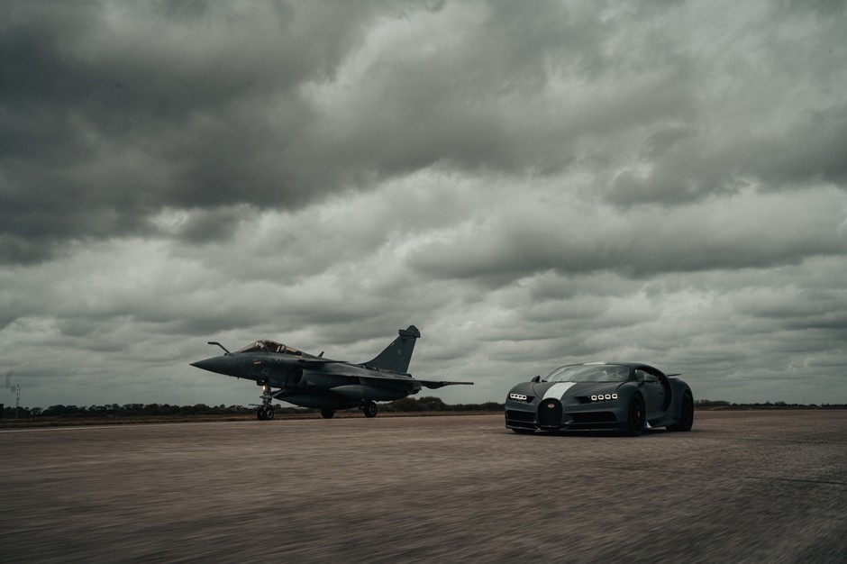 Bugatti Chiron Sport kontra myśliwiec Dassault Rafale Marine