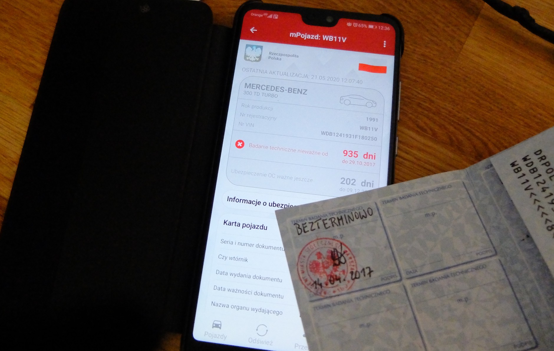 Przykład błędu systemu: nie wie on, że samochody zabytkowe są zwolnione z corocznych badań technicznych, aplikacja wyświetla „monit”