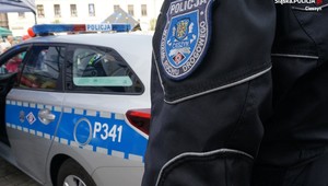 Pieszo uciekała pomiędzy pędzącymi samochodami. Policjanci ukarali nie tylko ją