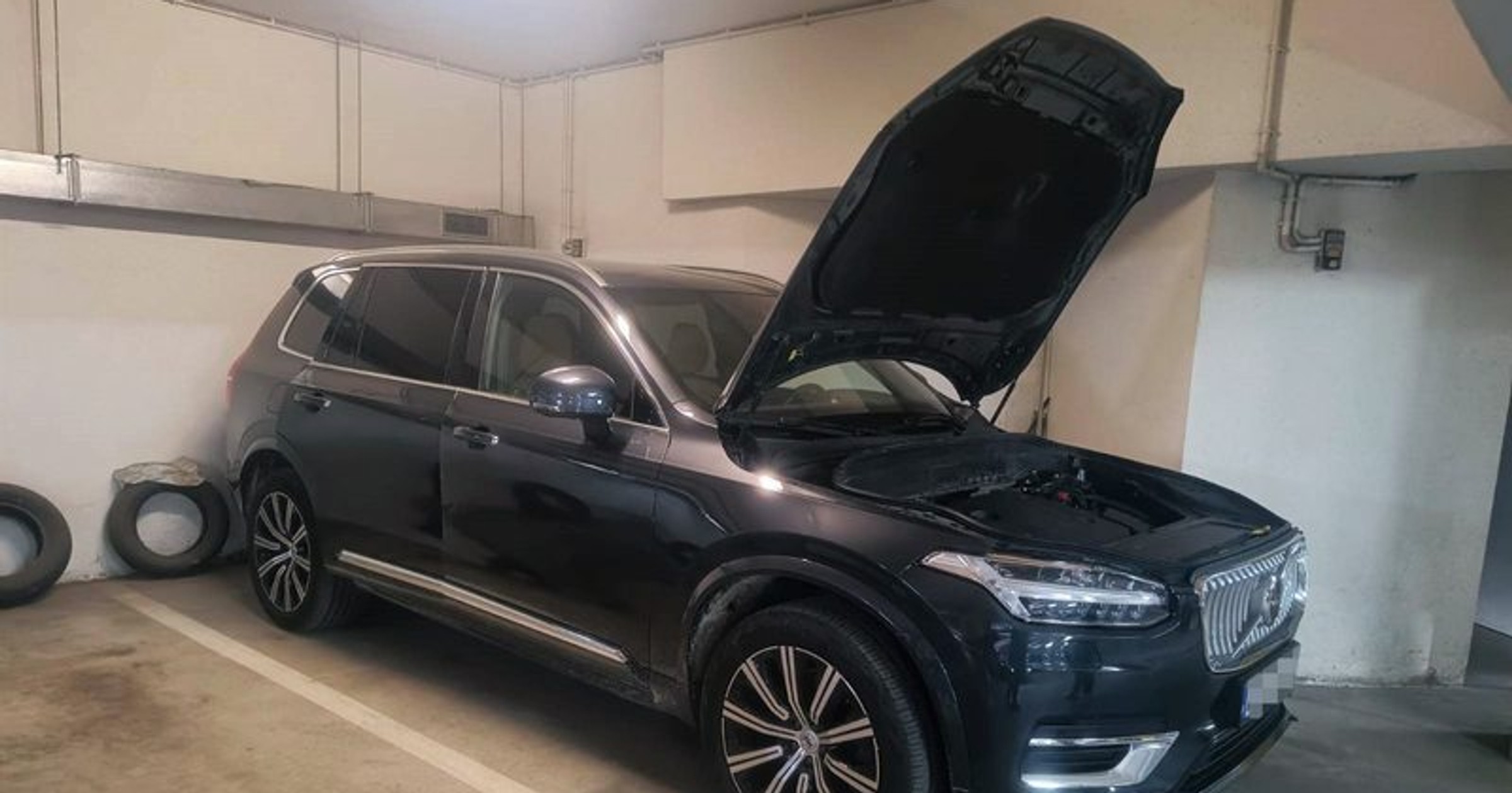 Policjanci odzyskali skradzione we Wrocławiu Volvo XC90 i Mercedesa GLE
