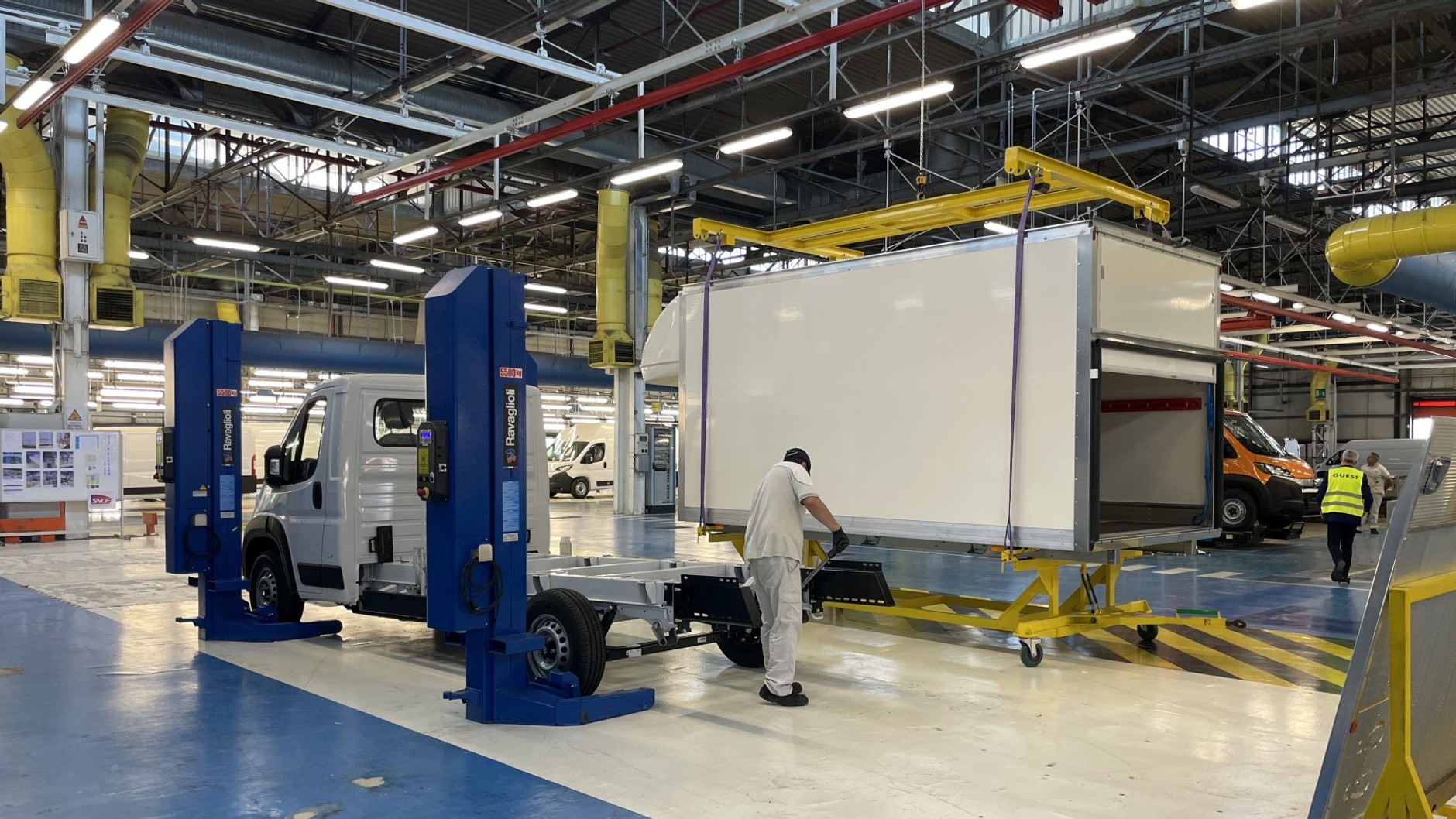 Centrum konwersji i personalizacji aut dostawczych koncernu Stellantis (CustomFit)