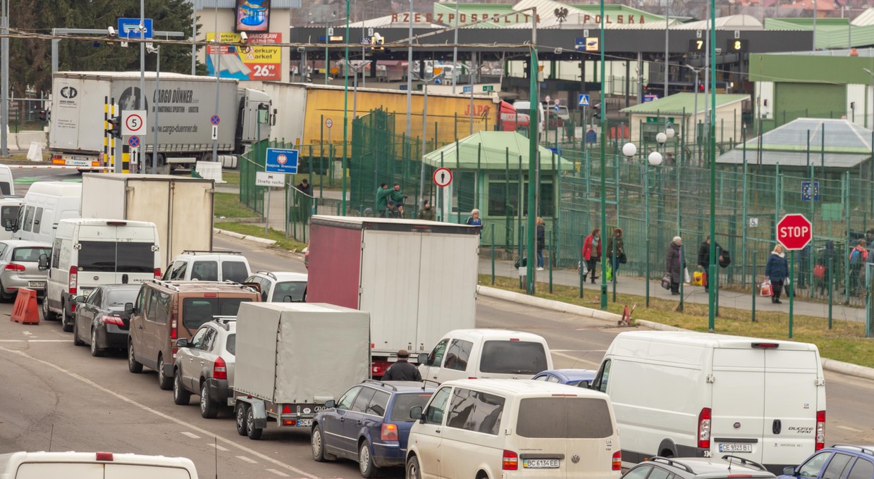 Długie kolejki aut czekających na wjazd z Ukrainy do Polski, ale nie wszędzie
