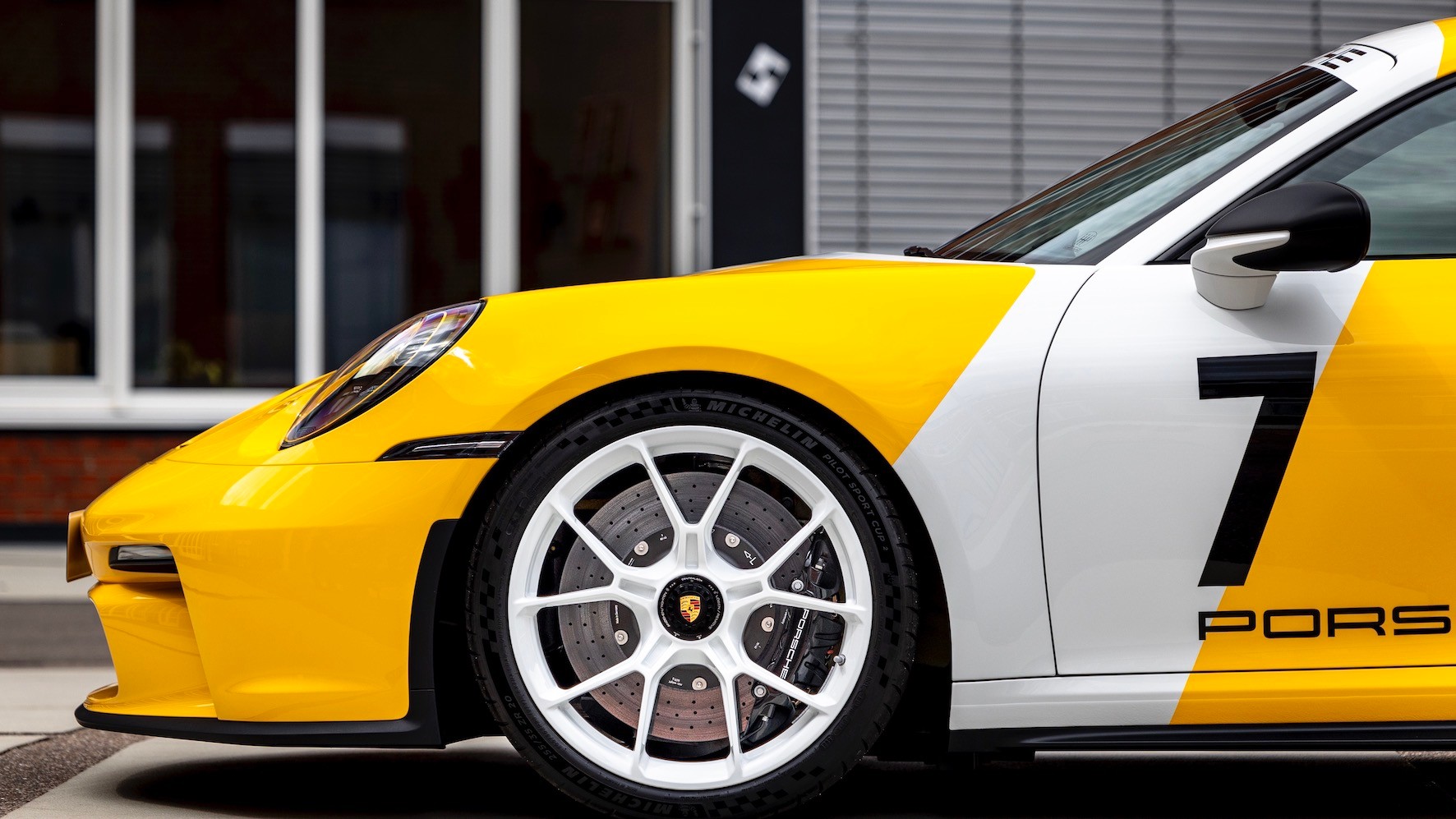 Porsche 911 GT3 (992) w stylu bolidu z Le Mans 1985