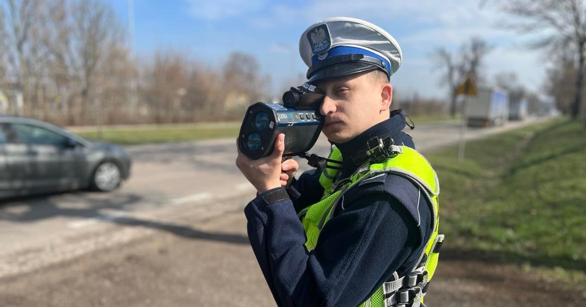 Obraz pochodzący z serwisu https://lomza.policja.gov.pl/po4/informacje/95239,Przekroczyl-predkosc-stracil-prawo-jazdy.html