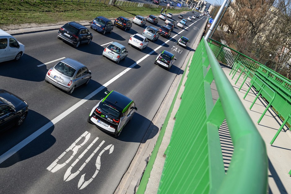 Auta elektryczne omijają korek buspasem