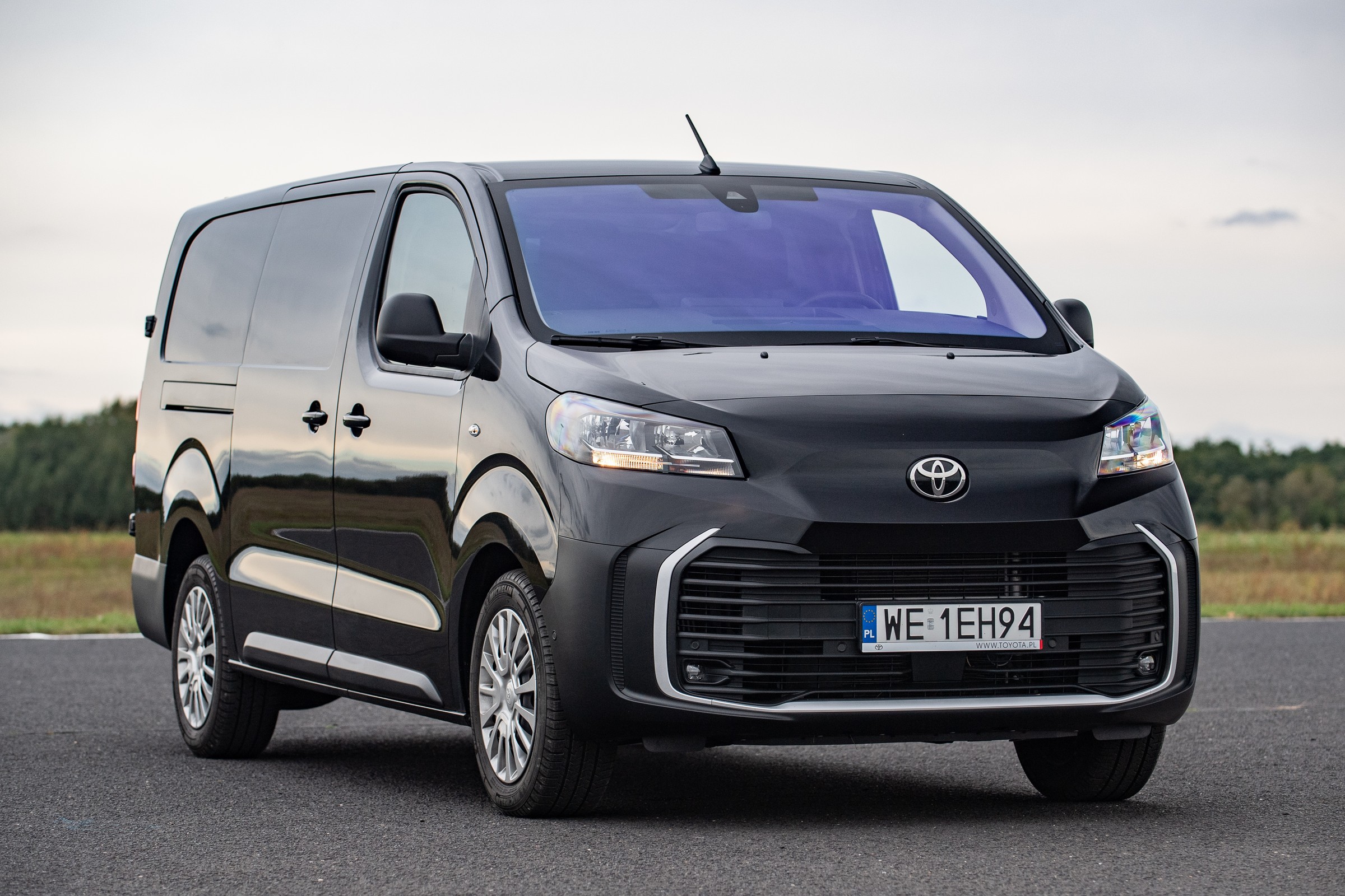 Toyota rozpoczyna globalną akcję serwisową. 166 tys. pojazdów z wadą wahaczy