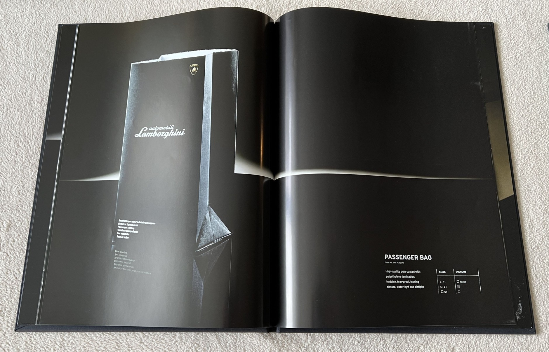 Prospekt, w którym Lamborghini pokazuje, jaki ma do siebie dystans. Akcesorium dla pasażera jest torebka, ale nie ekskluzywna ze skóry aligatora, lecz zwykła na wypadek wystąpienia nudności 