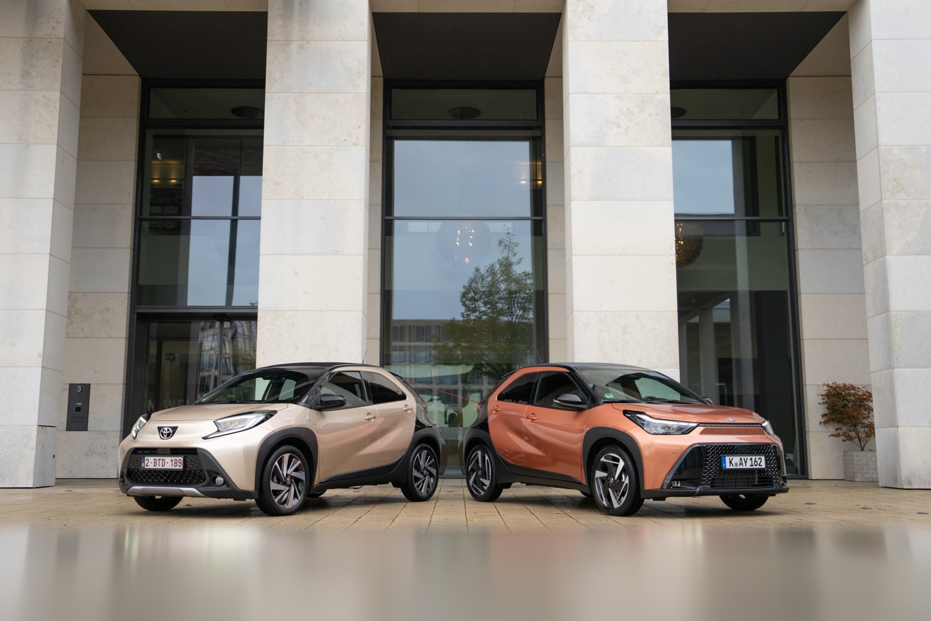 Toyoty Aygo X (po lewej przed liftingiem, po prawej po liftingu)