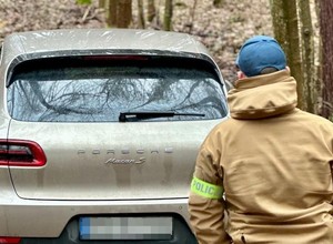 W środku lasu stało Porsche. Policjanci szukają sprawców