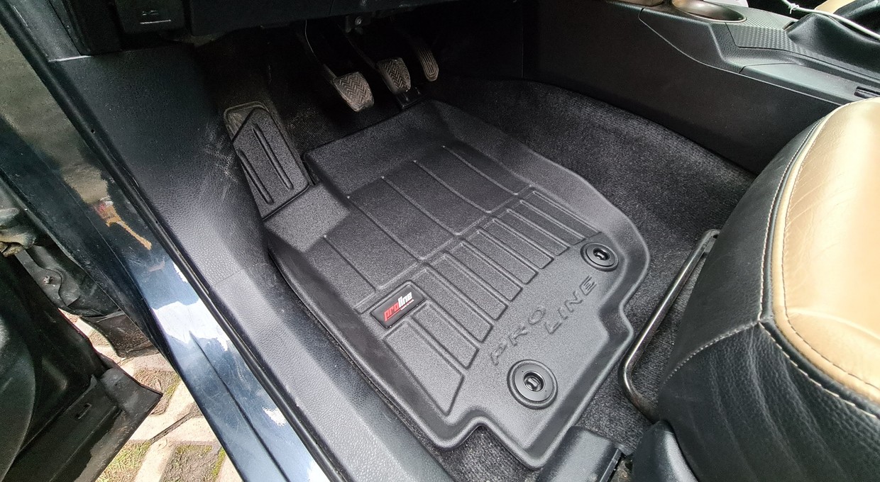 Prosty sposób na czyste dywaniki samochodowe. Tak działa metoda z octem