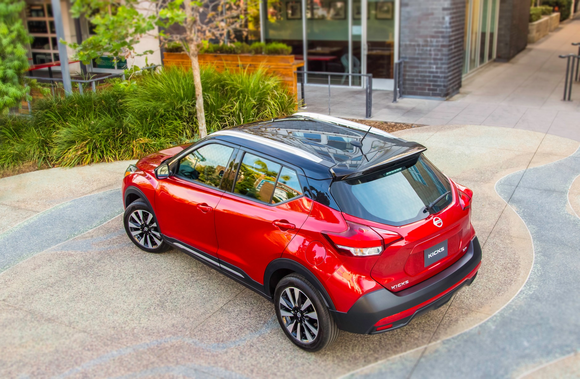 Na rynku amerykańskim Nissan Kicks dostępny będzie w kilku wersjach wyposażenia. Silnik i skrzynia CVT będą zaś takie same