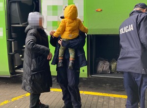 Poszła na stację podgrzać mleko dla małego dziecka. Autokar z jej synami odjechał