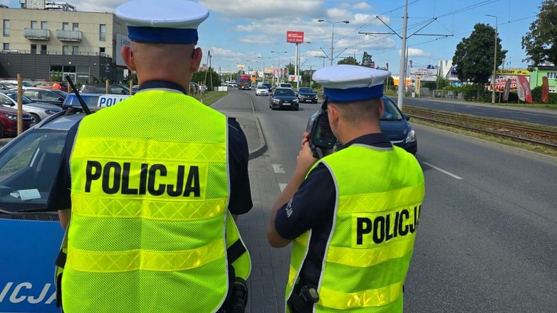 Obraz pochodzący z serwisu https://bydgoszcz.policja.gov.pl/kb1/informacje/wiadomosci/150685,Kierujacy-zignorowali-ograniczenie-predkosci-i-stracili-prawo-jazdy.html