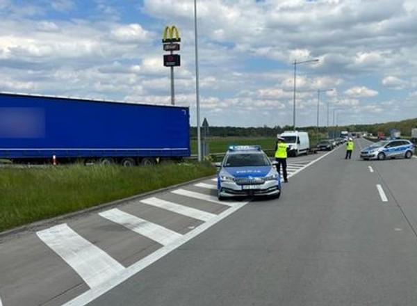 Pożar naczepy ciężarówki na A4. Na drogę wydostał się tlenek cynku