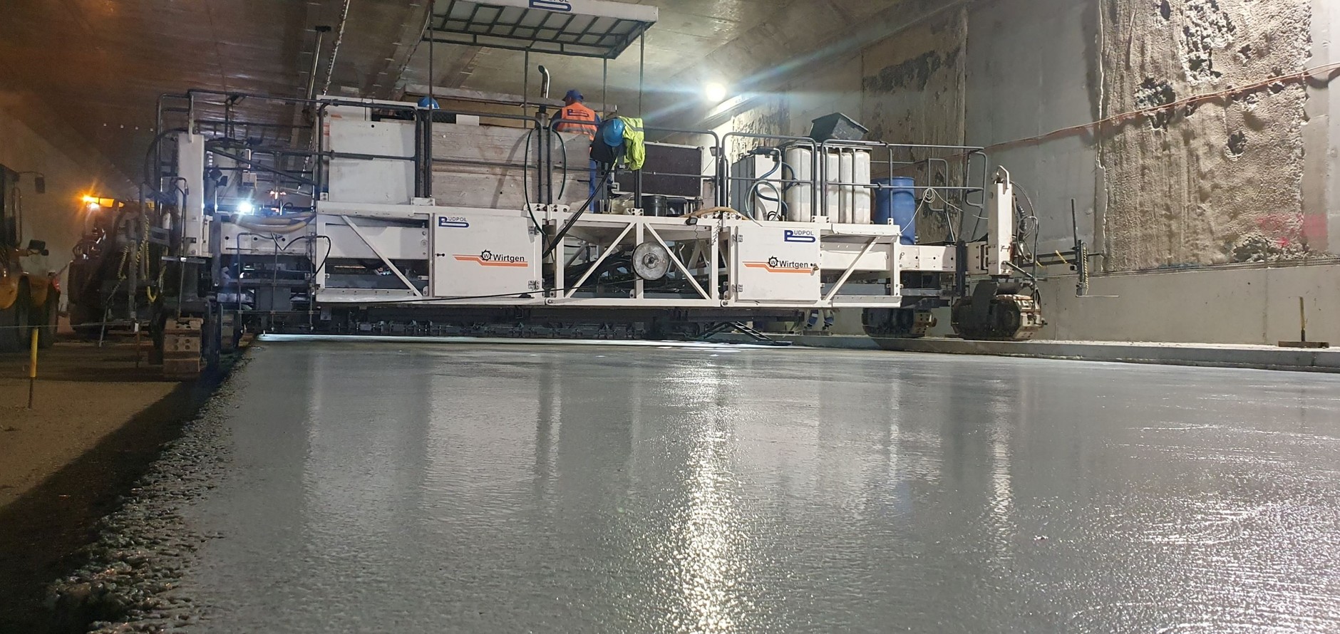 Północna Obwodnica Krakowa — budowa nawierzchni betonowej w tunelu