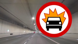 Znak z wybuchającym samochodem wygląda jak z kreskówki. Co oznacza i kogo dotyczy?