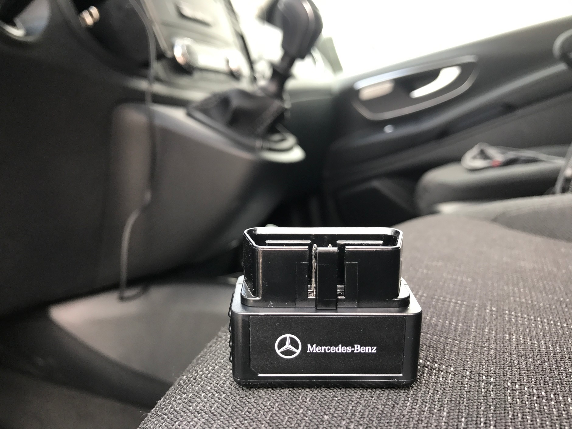 Mały moduł wpinany jest do gniazda OBD II