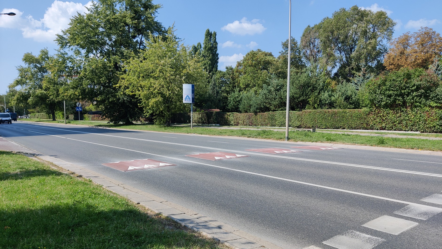 W tej sytuacji kierowca fizycznie może ominąć próg zwalniający, ale prawnie absolutnie nie mogę tego zrobić. Choćby dlatego, że to wymaga przekroczenia linii ciągłej
