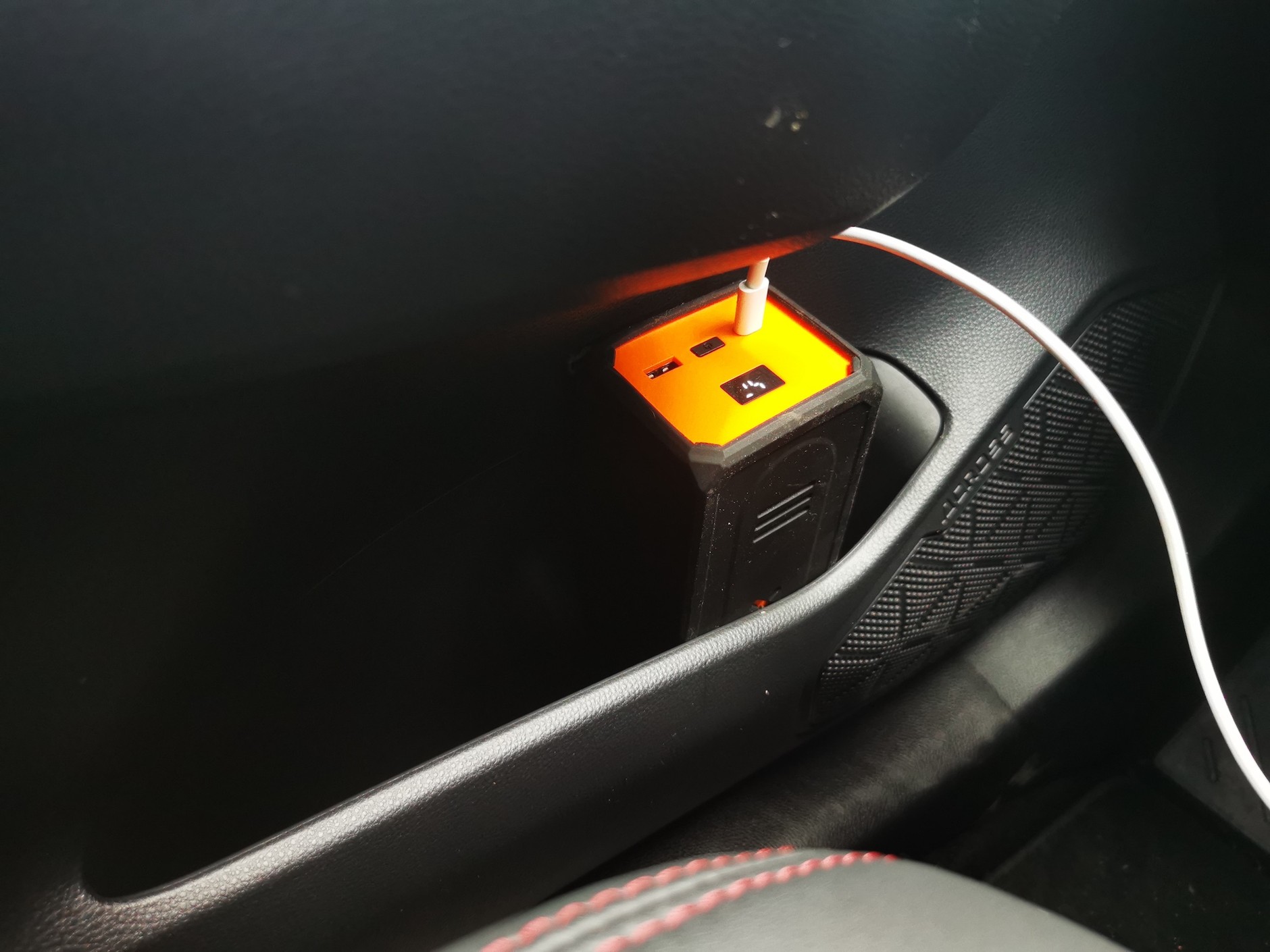 Na zewnątrz panel solarny, ładowany sprzęt w aucie. Nie wolno jednak sprzętu z baterią litowo-jonową pozostawać na desce rozdzielczej!