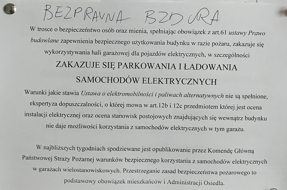 Karteczka z informacją o zakazie parkowania