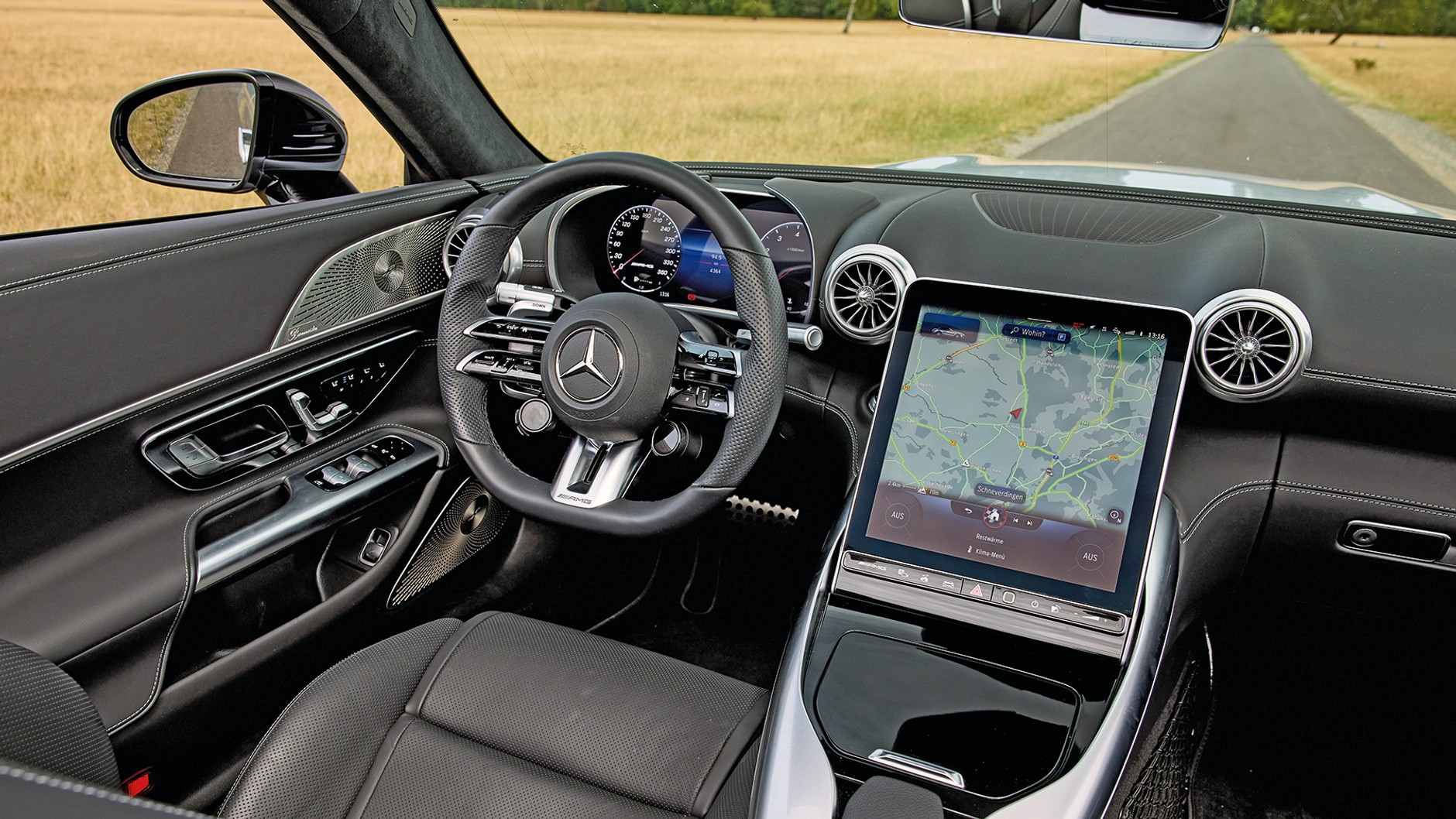 Kokpit z szeroką i wysoką konsolą środkową. Dysze wentylacji o ciekawej stylistyce. Kierownica z podwójnymi ramionami i wieloma przyciskami