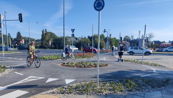 W Warszawie powstało rondo dla rowerów. Już je widzieliśmy i tłumaczymy, jak po nim jeździć