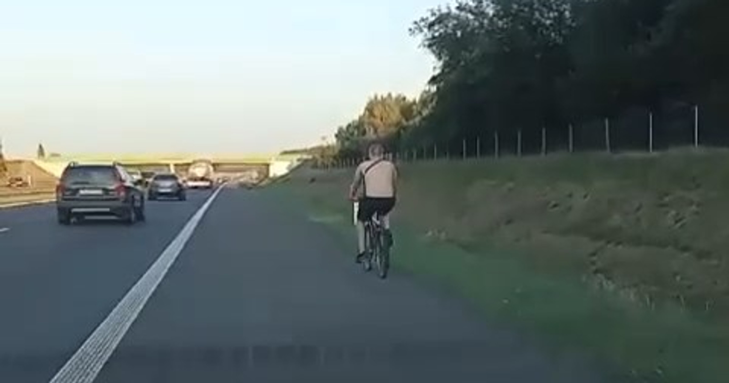 Za mocno wziął sobie do serca "dzień bez samochodu". Policjanci złapali go na autostradzie [WIDEO]
