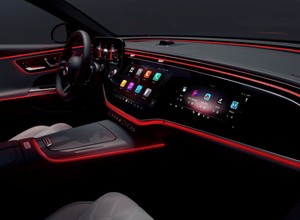 Mercedes odtajnia deskę rozdzielczą nowej Klasy E. Pasażer może mieć własny ekran