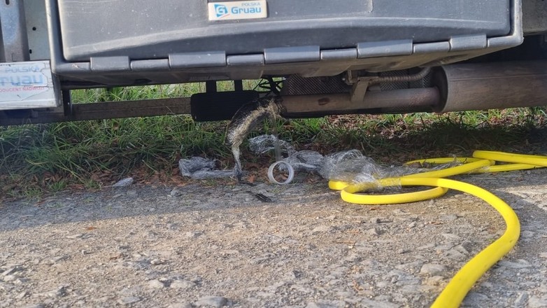 Mężczyzna chciał się zabić spalinami. Specjalna rura była przeprowadzona z rury wydechowej do wnętrza