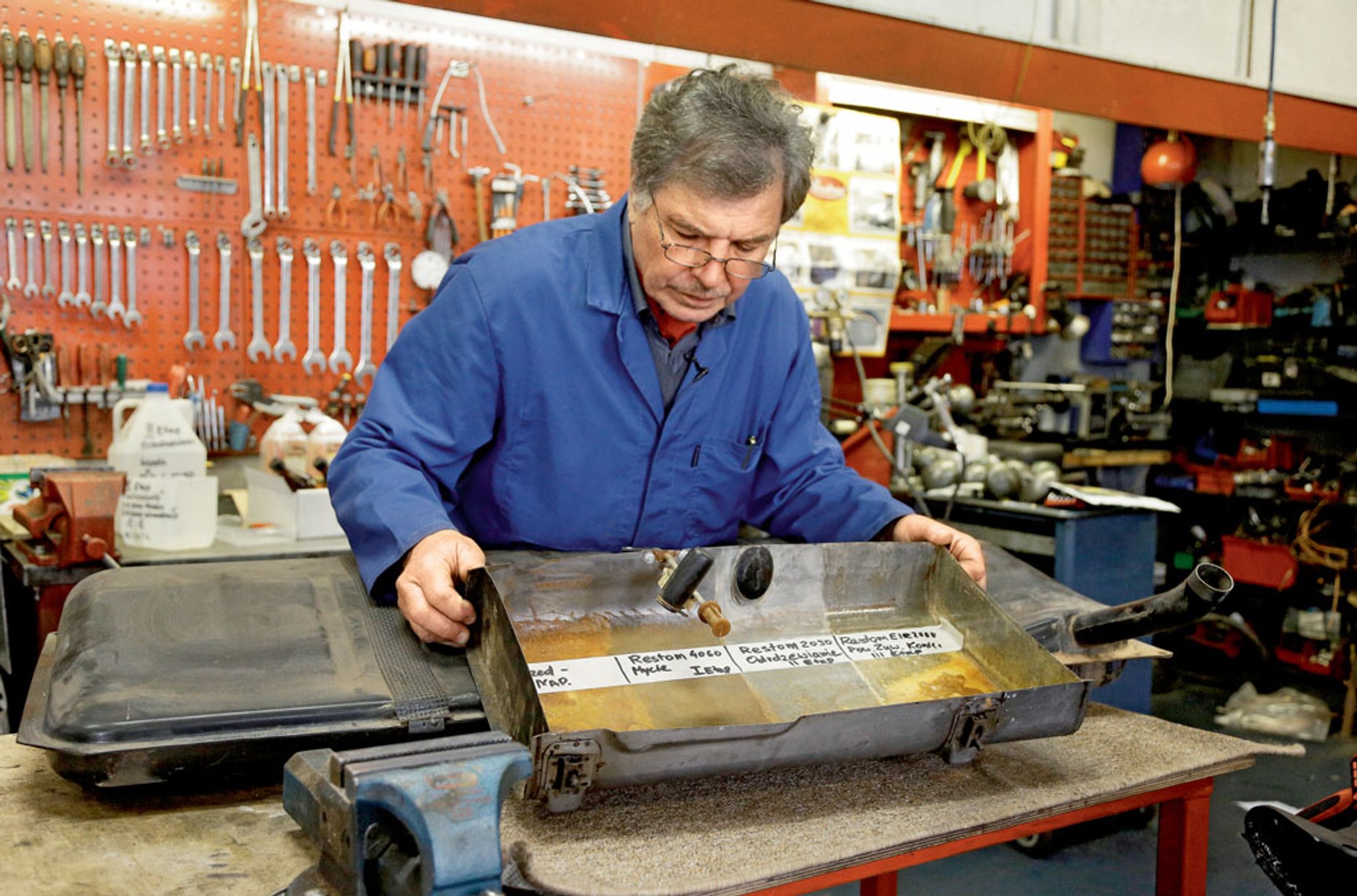 Naprawa zbiornika paliwa: powłoka z żywicy od środka