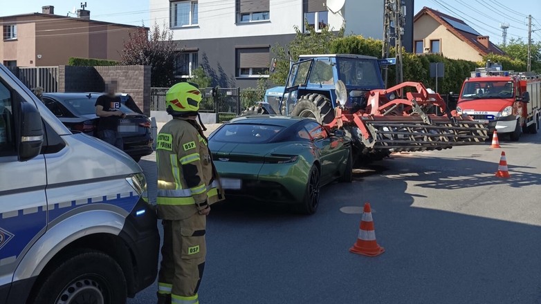 Stłuczka Astona Martina z Ursusem w Świerklańcu