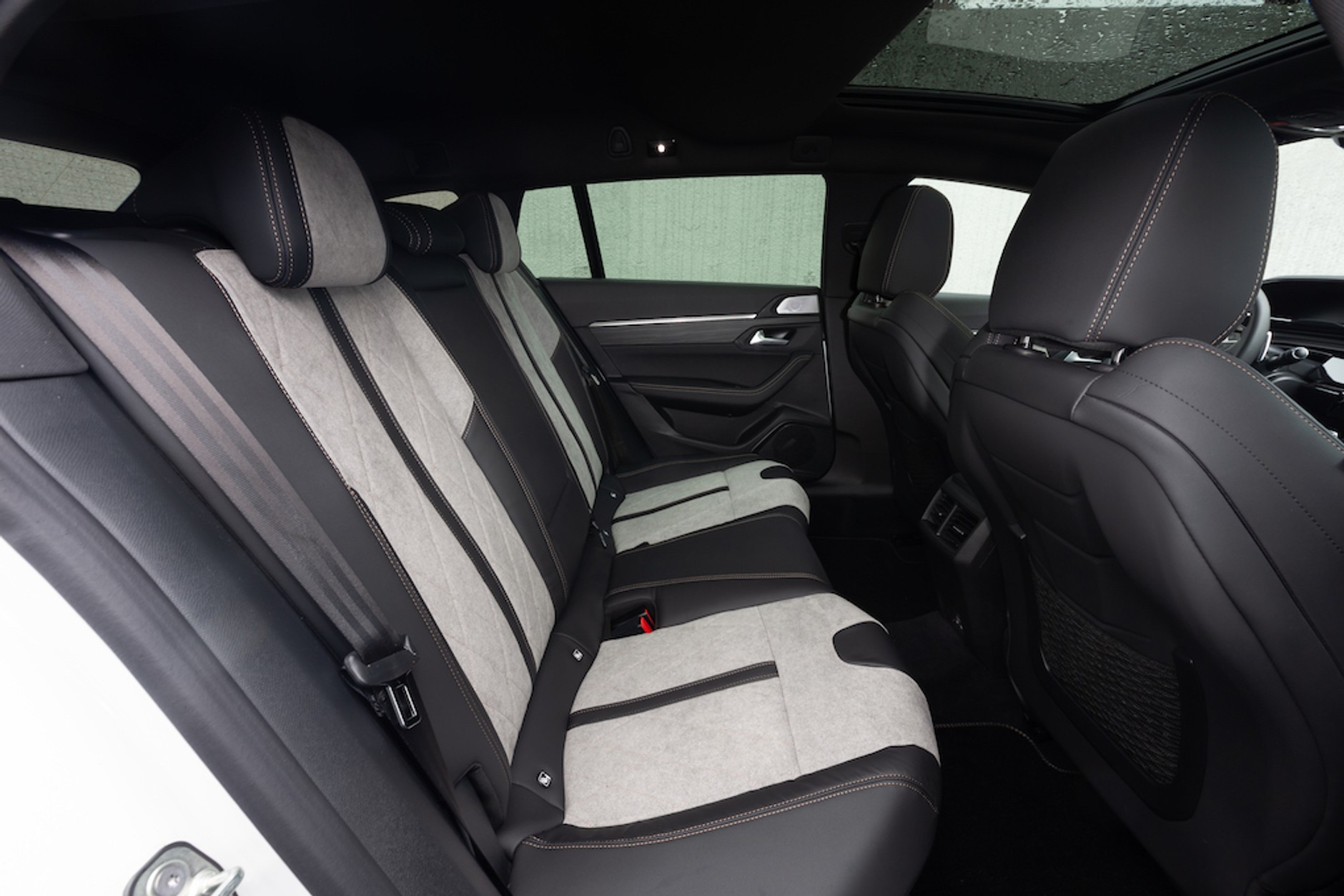 Peugeot 508 HYbrid i 3008 HYbrid4 Plug In – Peugeot umie w hybrydy